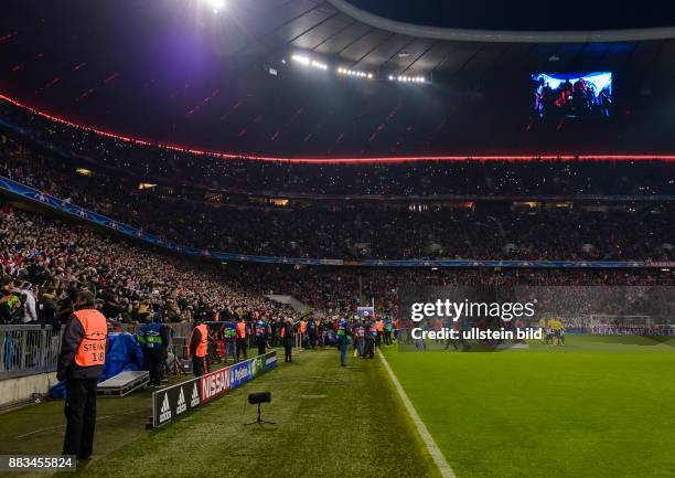 Dutzende Handys leuchten von den Zuschauerraengen beim Einmarsch der Mannschaften waehrend dem 5. Spieltag der Gruppe F, UEFA Champions League FC...