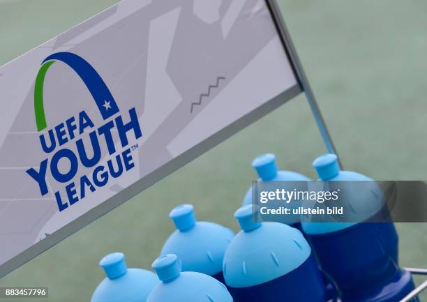 Trinkflaschenhalter mit der Logo der UEFA Youth League, waehrend dem 4. Spieltag der Gruppe F, UEFA Youth League FC Bayern Muenchen gegen Arsenal FC...