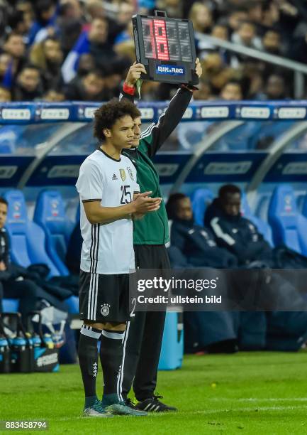 Leroy Sane wartet auf seine Einwechslung, waehrend dem Fussball Laenderspiel Frankreich gegen Deutschland am 13.November 2015 im Stade de France,...