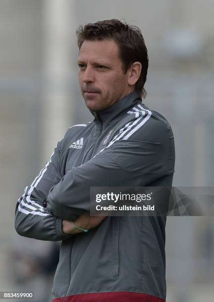 Trainer Holger Seitz waehrend dem 4. Spieltag der Gruppe F, UEFA Youth League FC Bayern Muenchen gegen Arsenal FC am 4. November 2015 in Muenchen....