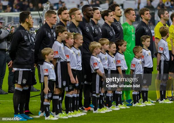 Die deutsche Nationalmannschaft bei der Nationalhymne waehrend dem Fussball Laenderspiel Deutschland gegen Italien in der Allianz Arena am 29. Maerz...