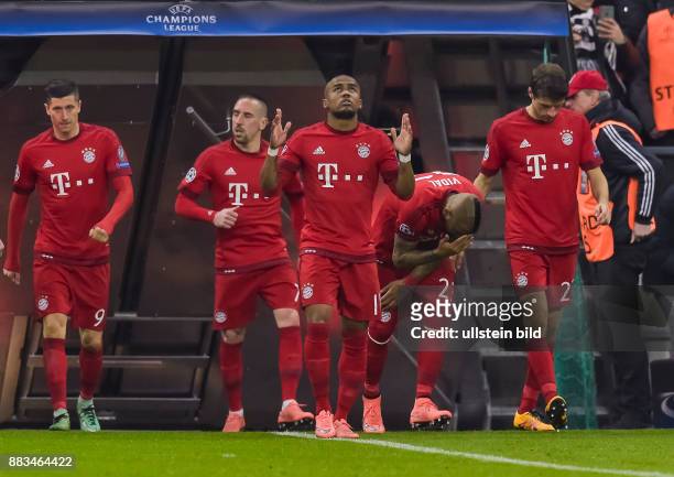 Douglas Costa wirft einen Blick nach oben und betet, waehrend dem 1/8 Finalrueckspiel der UEFA Champions League, FC Bayern Muenchen gegen Juventus...