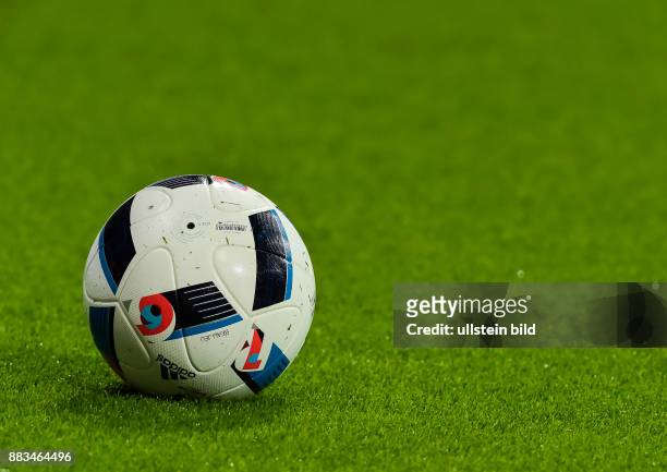 Der offizielle Spielball fuer die Europameisterschaft 2016 in Frankreich auf dem Rasen waehrend dem Fussball Laenderspiel Deutschland gegen Italien...