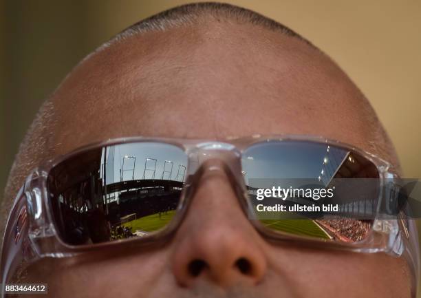 In der Sonnenbrille es Bayernfans spiegel sich das Spielfeld waehrend dem Fussball Bundesliga Spiel FC Ingolstadt 04 gegen FC Bayern Muenchen am 33....