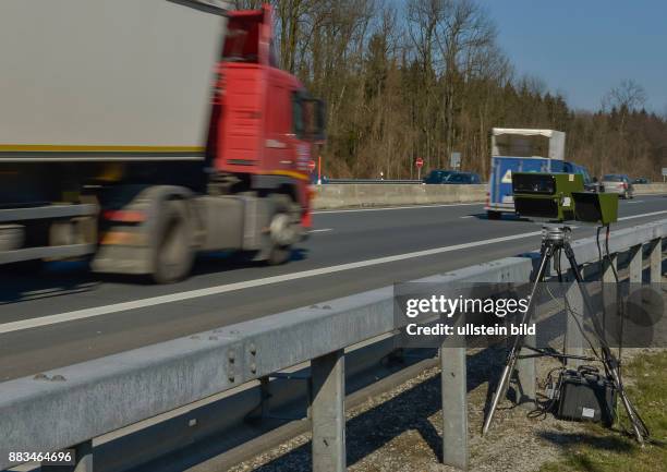 Eine mobile Geschwindigkeitsmessanlage mit Blitzer steht hinter einer Leitplanke an der Bundesautbahn BAB A93 bei Flitnsbach am 18. Maerz 2016.