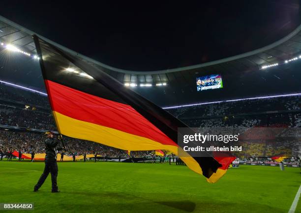 Deutsche Fahnen werden bei der Nationalhymne geschwenkt vor dem Fussball Laenderspiel Deutschland gegen Italien in der Allianz Arena am 29. Maerz...