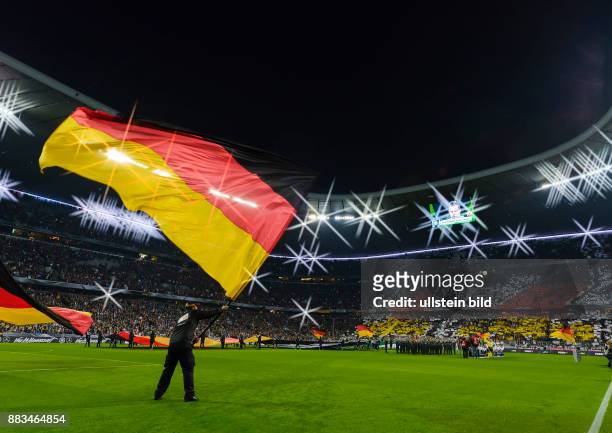 Deutsche Fahnen werden bei der Nationalhymne geschwenkt vor dem Fussball Laenderspiel Deutschland gegen Italien in der Allianz Arena am 29. Maerz...