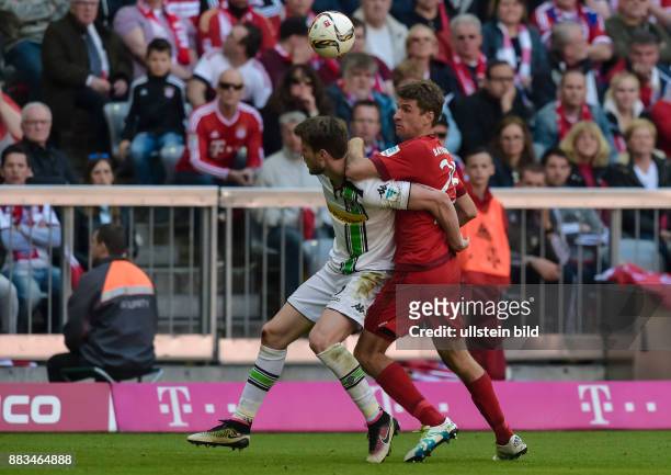 Hasard Nordtveit im Zweikampf mit Thomas Mueller waehrend dem Fussball Bundesliga Spiel FC Bayern Muenchen gegen Borussia Moenchengladbach am 32....