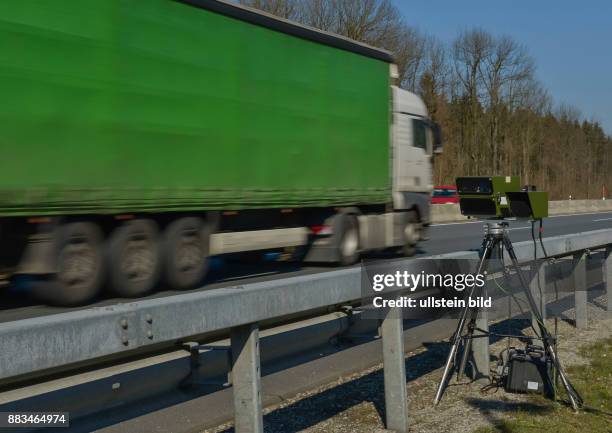 Eine mobile Geschwindigkeitsmessanlage mit Blitzer steht hinter einer Leitplanke an der Bundesautbahn BAB A93 bei Flitnsbach am 18. Maerz 2016.