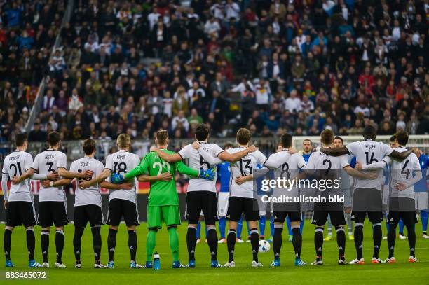 Die deutsche Nationalmannschaft steht geschlossen bei der Schweigeminute fuer Johan Cruyff zusammen waehrend dem Fussball Laenderspiel Deutschland...