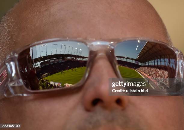 In der Sonnenbrille es Bayernfans spiegel sich das Spielfeld waehrend dem Fussball Bundesliga Spiel FC Ingolstadt 04 gegen FC Bayern Muenchen am 33....