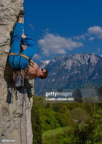 Sportwissenschaftler und TV Moderator Dr. Daniel Gärtner beim Klettern an der Burgruine von Oberaudorf im Inntal, am 5. Mai 2016.