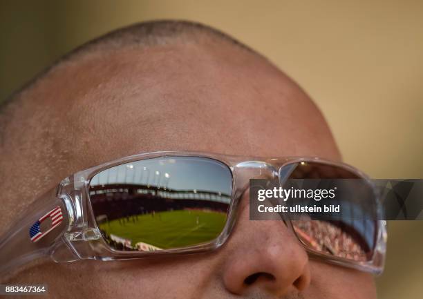 In der Sonnenbrille es Bayernfans spiegel sich das Spielfeld waehrend dem Fussball Bundesliga Spiel FC Ingolstadt 04 gegen FC Bayern Muenchen am 33....