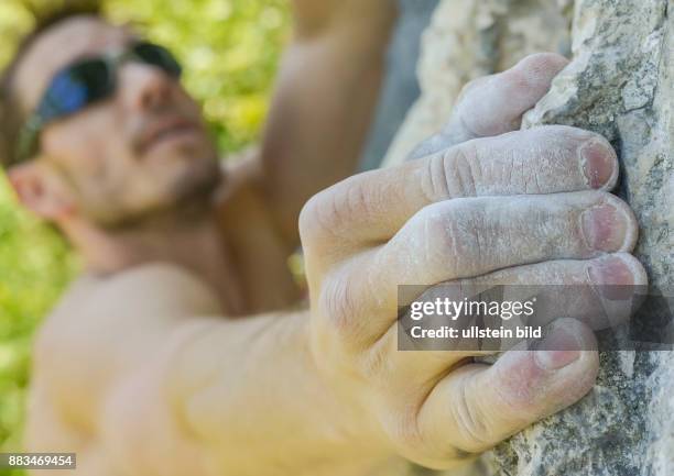 Magnesiapuder an den Fingerspitzen helfen dem Kletterer am Fels beim klettern an der Burgruine von Oberaudorf im Inntal, am 5. Mai 2016.