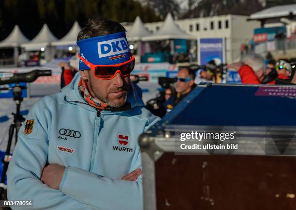 Bundestrainer Mark Kirchner verfolgt das Rennen auf einem Monitor waehrend dem 20km Einzelrennen der Herren bei der IBU Biathlon Weltmeisterschaft am...