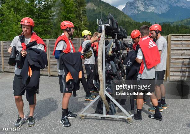 Die Spieler suchen sich die passenden Schuhe für einer Raftingtour auf der Saalach zur Teambuilding und Saisonvorbereitung am 06. Juli 2016 bei Lofer...