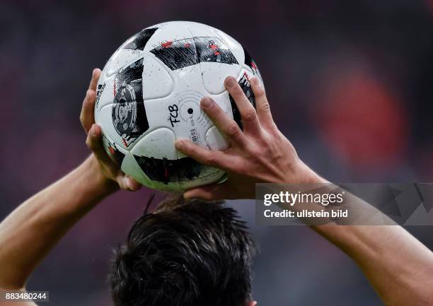 Der offizielle Spielball Torfabrik beim Einwurf waehrend dem Fussball Bundesliga Spiel FC Bayern Muenchen gegen Borussia Moenchengladbach am 7....