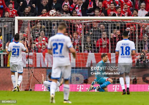 Steven Zuber schiesst erzielt mit seinem Eigentor den Ausgleich fuer Bayern Muenchen waehrend dem Fussball Bundesliga Spiel FC Bayern Muenchen gegen...