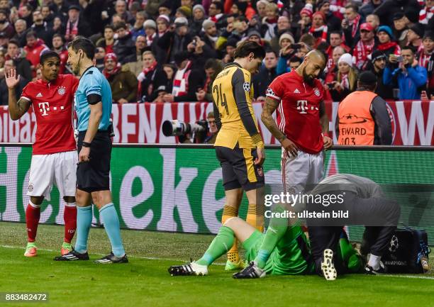 Douglas Costa beteuert gegen ueber dem Schiedsrichter Milorad Mazic seine Unschuld nach dem Foul an Torwart David Ospina waehrend dem Fussball UEFA...