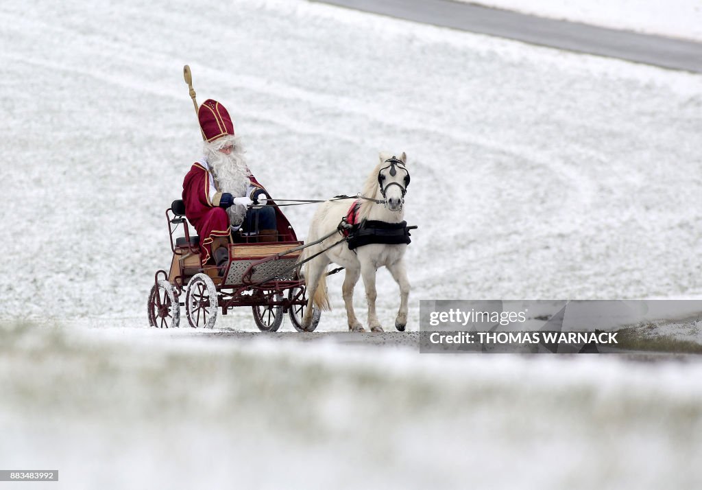 TOPSHOT-GERMANY-CHRISTMAS-SANTA-CLAUS-CARRIAGE-WEATHER