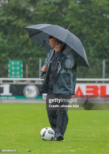 Trainer Markus Kauczinski steht mit Regenschirm auf dem Platz und ueberprueft seine Bespielbarkeit. Das Testspiel zwischen dem FC Ingolstadt 04 gegen...