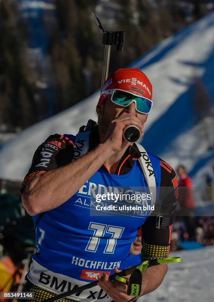 Arnd Peiffer nimmt Fluessigkeit zu sich beim Laufen waehrend dem 20km Einzelrennen der Herren bei der IBU Biathlon Weltmeisterschaft am 16. Februar...