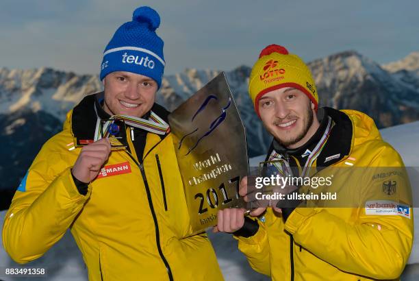 Doppelsitzer Goldmedaillengewinner Toni Eggert und Sascha Benecken mit den Medaillen und dem Pokal, waehrend der FIL Rodel Weltmeisterschaft, am 28....