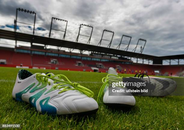 Die Fussballschuhe von Pascal Gross bleiben noch ein Jahr in Ingolstadt, waehrend dem Trainingsauftakt des FC Ingolstadt 04 fuer die Saison 2016/2017...