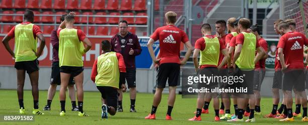 Trainer Markus Kauczinski spricht zu den Spielern, waehrend dem Trainingsauftakt des FC Ingolstadt 04 fuer die Saison 2016/2017 im AUDI Sportpark am...
