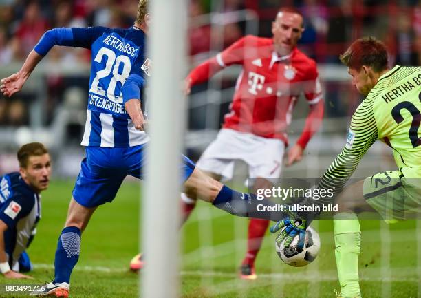 Torwart Rune Jarstein kann den Schuss von Franck Ribery nicht festhalten zum Tor zum 1:0 waehrend dem Fussball Bundesliga Spiel FC Bayern Muenchen...
