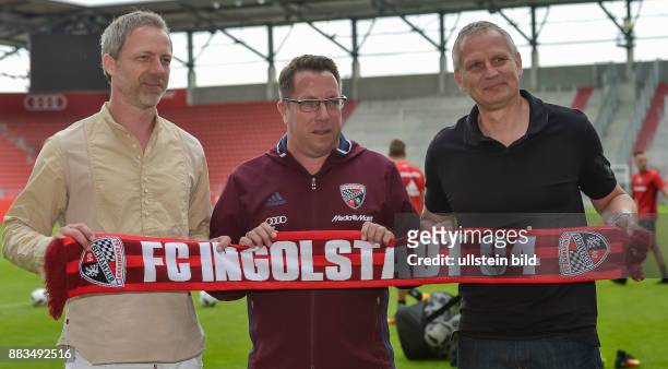 Sportdirektor Thomas Linke, Trainer Markus Kauczinski und Geschaeftsfuehrer Harald Gaertner, waehrend dem Trainingsauftakt des FC Ingolstadt 04 fuer...