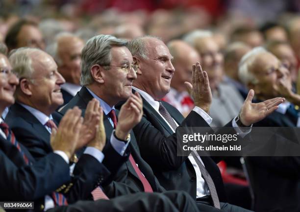 Karl Hopfner und Uli Hoeness spenden Applaus waehrend der Hauptversammlung des FC Bayern eV am 25. November 2016 im Audi Dome in Muenchen.