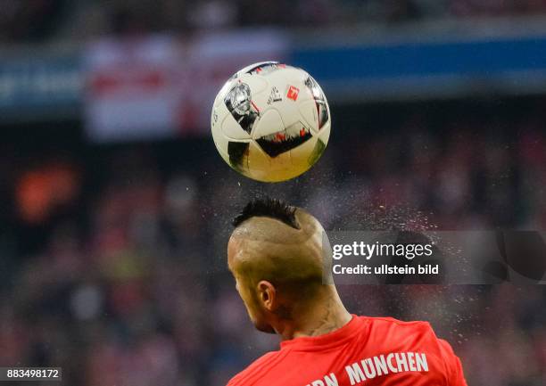 Wasser spritzt vom Kopf von Arturo Vidal nach einem Kopfball waehrend dem Fussball Bundesliga Spiel FC Bayern Muenchen gegen TSG Hoffenheim am 1....