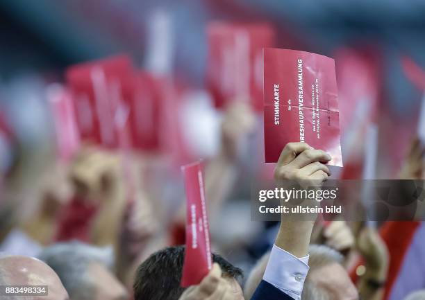 Die Mitglieder heben die Wahlkarte hoch waehrend der Hauptversammlung des FC Bayern eV am 25. November 2016 im Audi Dome in Muenchen.