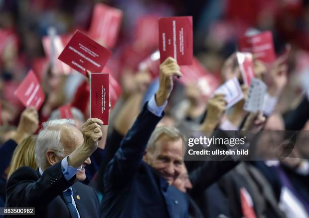 Die Mitglieder heben die Wahlkarte hoch waehrend der Hauptversammlung des FC Bayern eV am 25. November 2016 im Audi Dome in Muenchen.