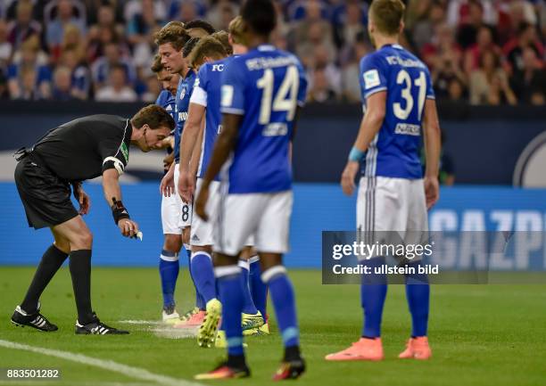 Schiedsrichter Manuel Graefe zieht mit dem Markierungsspray eine Linie waehrend dem Fussball Bundesliga Spiel Schalke 04 gegen FC Bayern Muenchen am...