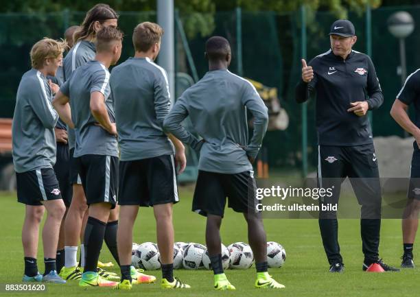 Spieler von RB Leipzig hoeren Cheftrainer Ralph Hasenhuettl zu waehrend einer Trainingseinheit im Trainingslager des RB Leipzig am 02- August 2016 in...