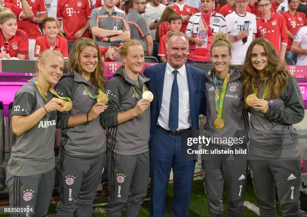 Vorstand Karl Heinz Rummenigge umringt von L-R Leonie Maier, Melanie Leupolz, Melanie Behringer, Simone Laudehr und Sara Daebritz, die bei den...