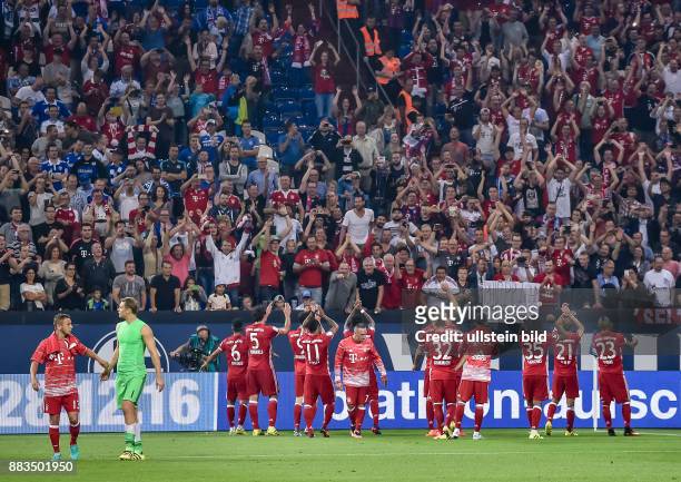 Die Bayernspieler bedanken sich bei den mitgereisten Fans waehrend dem Fussball Bundesliga Spiel Schalke 04 gegen FC Bayern Muenchen am 2. Spieltag...