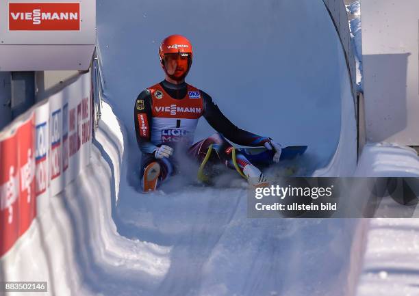 Ralf Palik kommt neben seinem Schlitten in den Zielauslauf, waehrend der FIL Rodel Weltmeisterschaft der Herren, am 29. Januar 2017 in Innsbruck Igls.