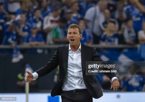 Chef Trainer Markus Weinzierl schreit waehrend dem Fussball Bundesliga Spiel Schalke 04 gegen FC Bayern Muenchen am 2. Spieltag der Saison 2016/2017...