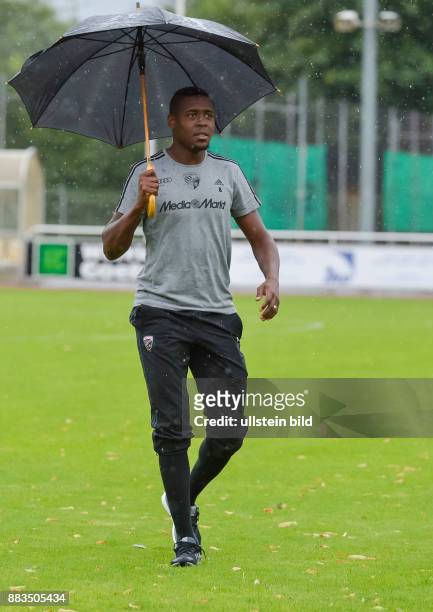Roger De Oliveira Bernardo geht mit Regenschirm ueber den nassen Platz. Das Testspiel zwischen dem FC Ingolstadt 04 gegen FC Al Ain wurde auf Grund...