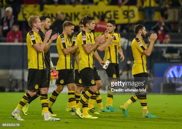 Die Spieler von Dortmund bedanken sich bei den Zuschauern waehrend dem DFL Supercup zwischen Borussia Dortmund gegen FC Bayern Muenchen am 14. August...