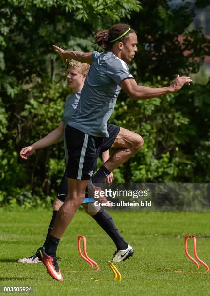 Yussuf Poulsen drueckt es die Adern an den Beinen raus beim Lauftraining waehrend einer Trainingseinheit im Trainingslager des RB Leipzig am 02-...