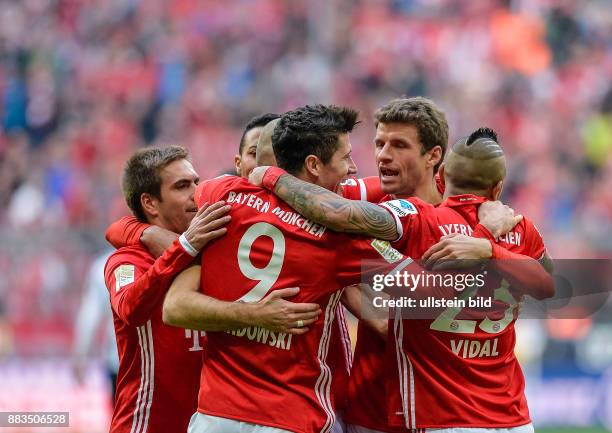 Torjubel bei Robert Lewandowski und Arturo Vidal nach dem Tor zum 3:0 waehrend dem Fussball Bundesliga Spiel Bayern Muenchen gegen Eintracht...