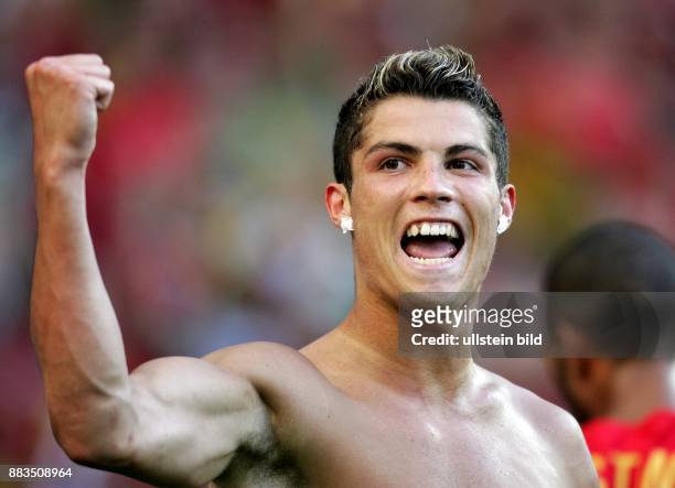 Sportler, Fussball, Portugal Stürmer jubelt mit nacktem Oberkörper und geballter Faust über sein Tor zum 1:0 im EM-Halbfinale gegen Holland.