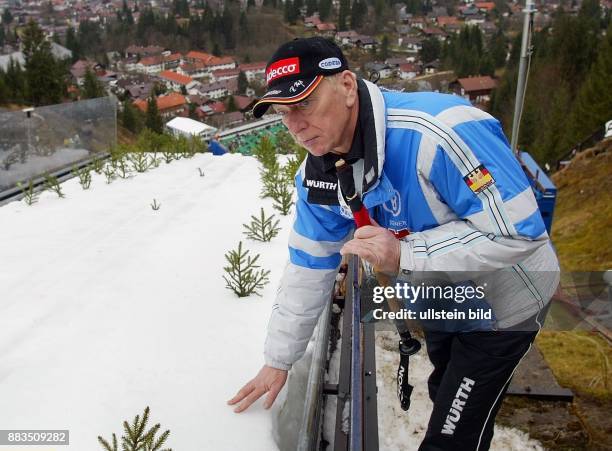 Trainer, Skispringen; D Cheftrainer der deutschen Skispringer prüft die Anlaufspur auf der Sprungschanze in Oberstdorf