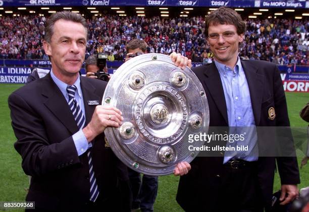 Ottmar Hitzfeld , Sportler, Cheftrainer Fußball und Michael Henke, Sportler, Assistenztrainer, präsentieren die DFB-Meisterschale nach dem Gewinn der...