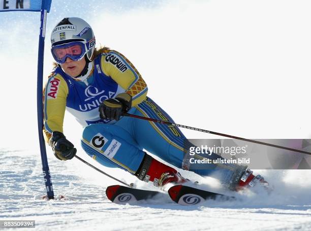 Anja Paerson *- Sportlerin, Ski Alpin, Schweden beim Riesenslalom, Weltcup in Sölden / Österreich Einzelaufnahme .
