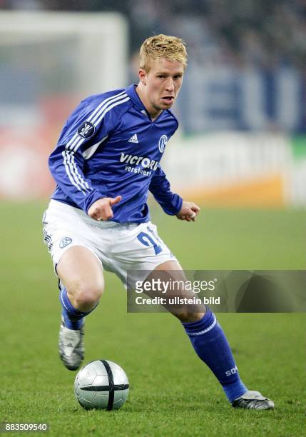 Mike HANKE Stuermer FC Schalke 04; D: in Aktion am Ball